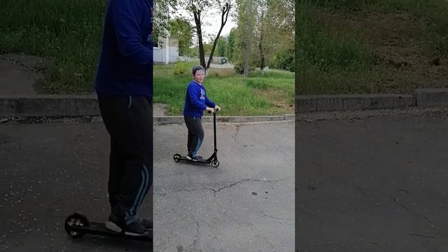 Я показываю трюки на трюковом самокате смотреть онлайн