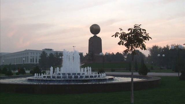 ТАШКЕНТ - площадь НЕЗАВИСИМОСТИ ..wmv