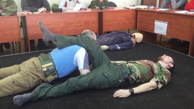 Интенсив "Тактическая медицина" Юрия Евича. Наложение жгута пострадавшему в красной зоне смотреть онлайн