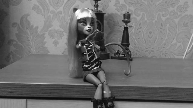 Дракулаура кусает Мяулодию за ухо?/Стоп Моушен /Монстр Хай/ смотреть онлайн