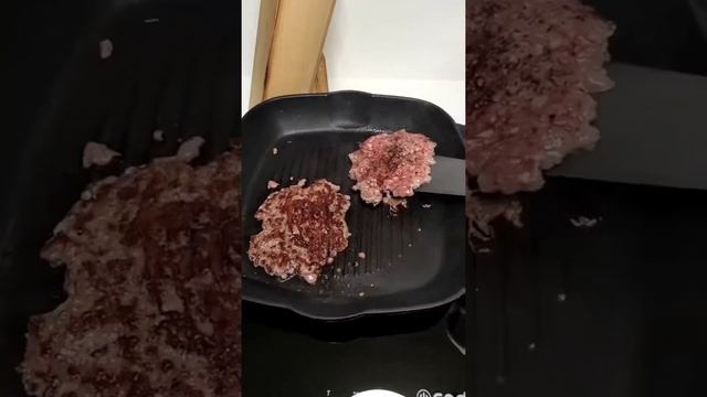 Готовим Смэш - бургер с говяжей котлетой, на хрустящей булочке с овощами смотреть онлайн