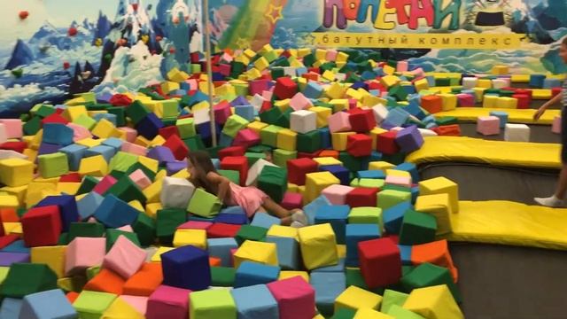 Алиса в Батутном центре. Батуты. Ничего нельзя! Алиса прыгает на батутах смотреть онлайн