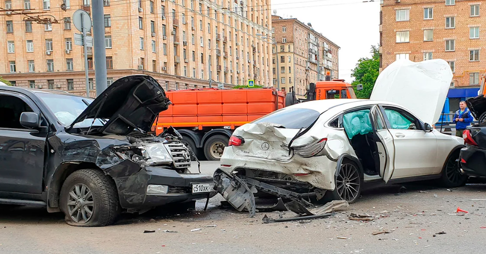Не для слабонервных. Жесткие аварий на дороге. Серьезные ДТП . смотреть онлайн
