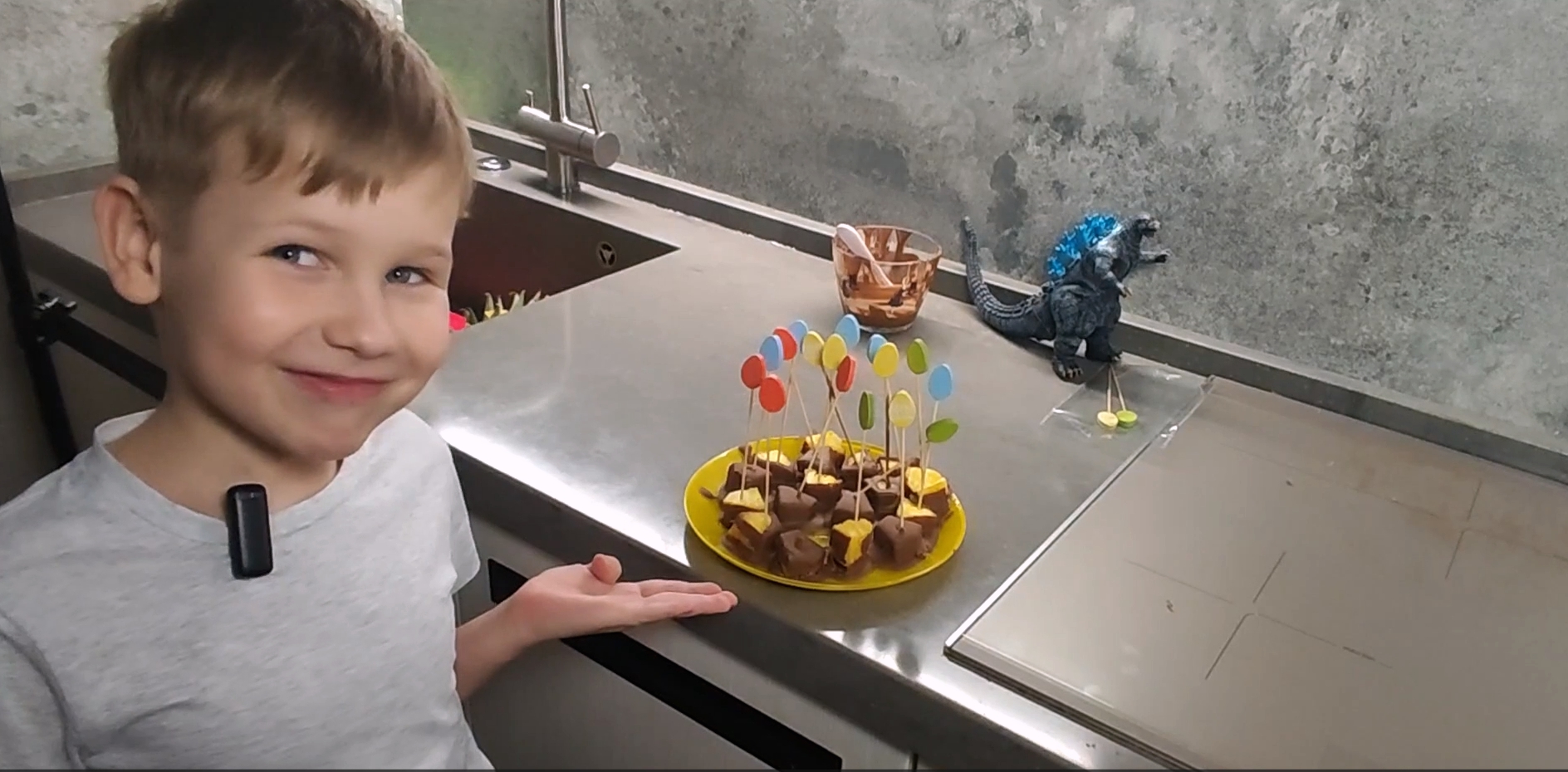 Васек готовит ананасы в шоколаде