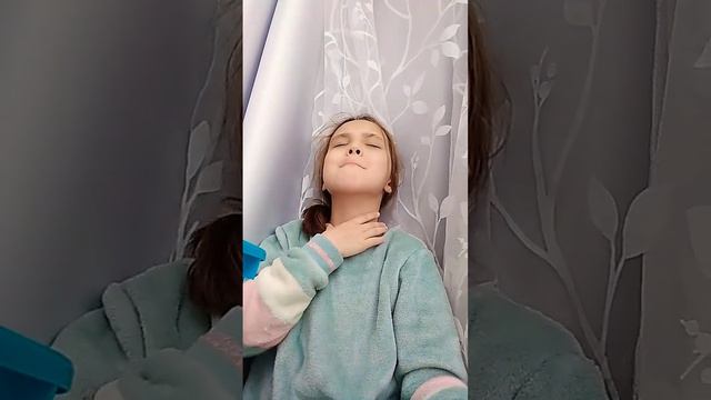 У меня очень сильно горло болит Я даже не знаю что делать смотреть онлайн