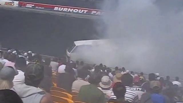 TOYOTA HIACE V8 BURNOUT AT SYDNEY DRAGWAY - SUPERNATS 2005 смотреть онлайн
