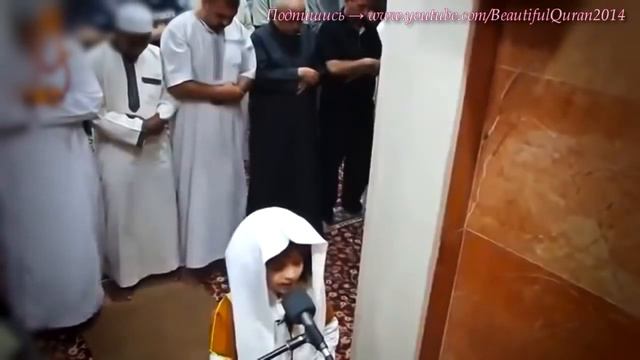 4 летний имам Красиво читает Коран! МашаАллах смотреть онлайн