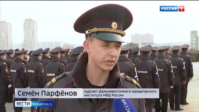 Последнюю репетицию перед выходом на площадь Ленина провели участники Парада Победы в Хабаровске смотреть онлайн