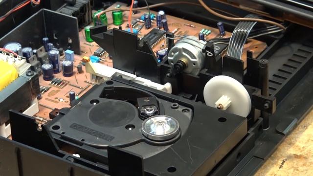 Magnavox CDB582 CD Player sticking drawer repair смотреть онлайн