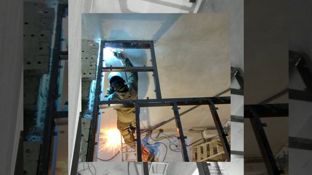 Лестница на металлокаркасе с коваными перилами смотреть онлайн