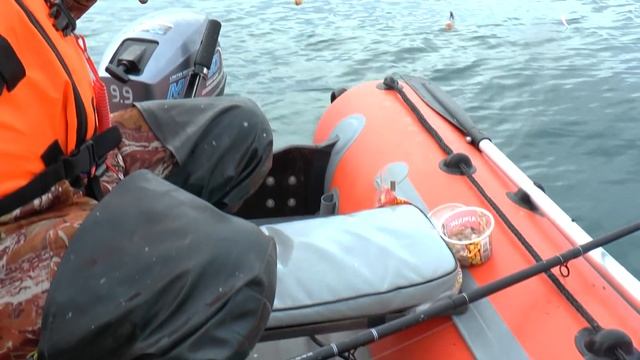 Крым. ЭКСТРИМ! Ловим на надувной лодке селедку. смотреть онлайн