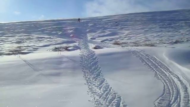 Skate skiing uphill in deep fresh snow смотреть онлайн