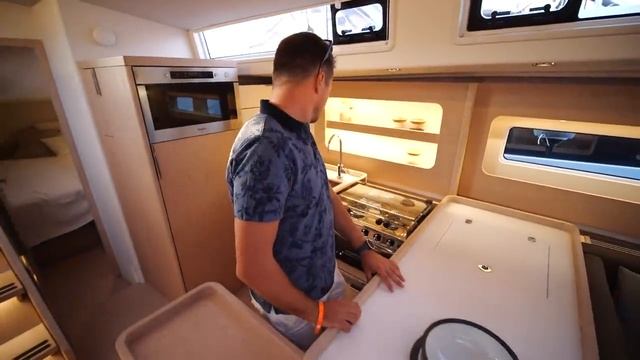 Яхта Oceanis Yacht 54. Будущая королева чартера от Beneteau.