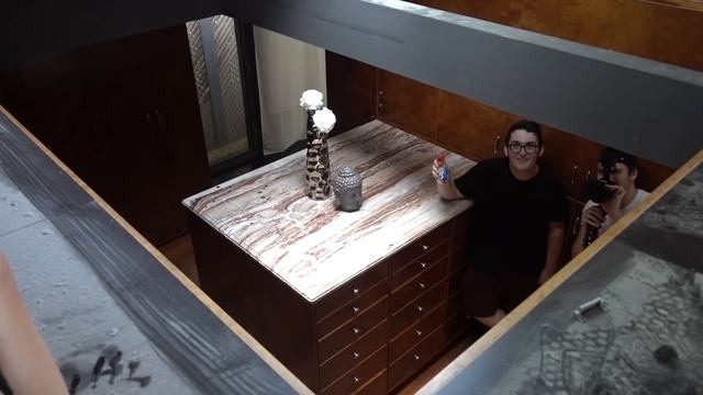 SECRET HIDING SPOT IN MANSION HIDE & SEEK! смотреть онлайн