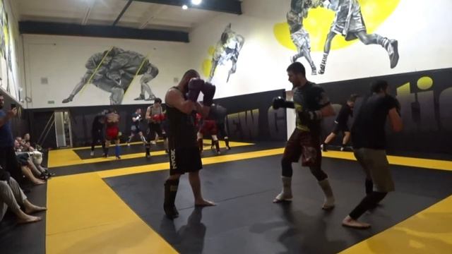 Вырубил с вертухи.С фирменной ВЕРТУШЕЧКИ завершил месяц подготовки к UFC fight night смотреть онлайн