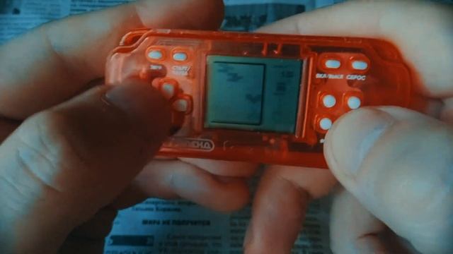 Игровая мини приставка - тетрис "Игроленд", по виду напоминающая PSP. смотреть онлайн