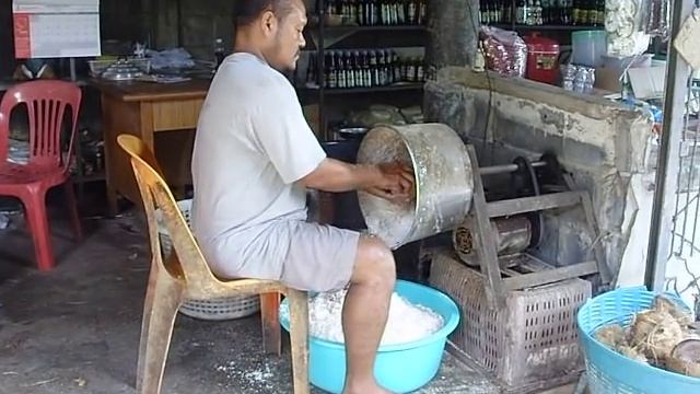 как в тайланде делают стружку из кокоса.AVI смотреть онлайн