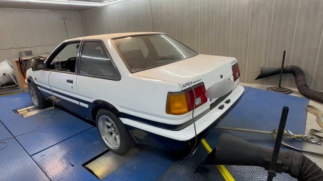La TOYOTA levin AE86 de Itsuki des speedstar AKINA!! Sur le banc ? смотреть онлайн