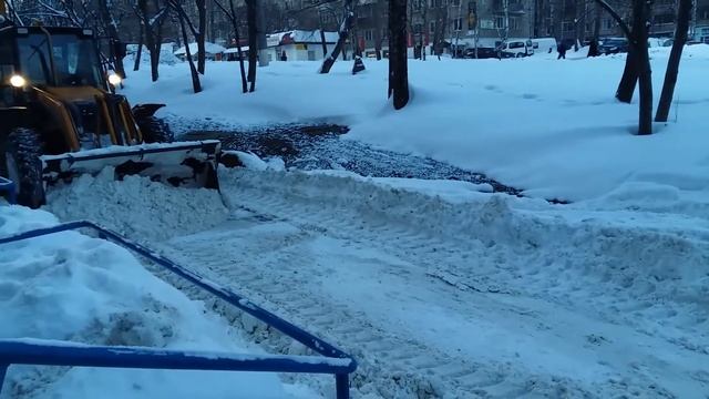 Уборка придомовой территории от снега на Щорса 28 смотреть онлайн