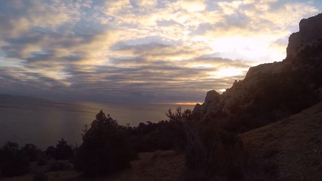 Окрестности горы Караул-Оба с нижней тропы. Мыс Капчик со стороны Караул-Оба. Предзакатное время.