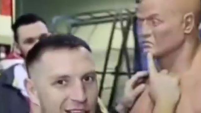 Опытный боец объясняет почему удар в определенную точку сразу нейтрализует противника