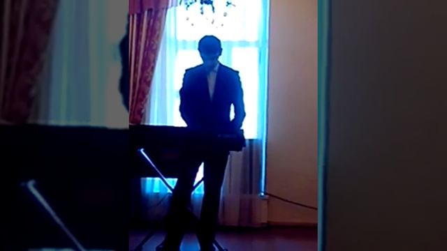Анар играет на синтезаторе смотреть онлайн