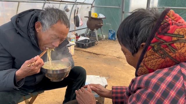 每天干饭进大棚，防风保暖真方便，米饭面条没花样，家常味吃不烦 смотреть онлайн