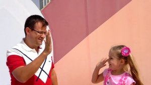 Диана и Рома играют с папой на детской площадке