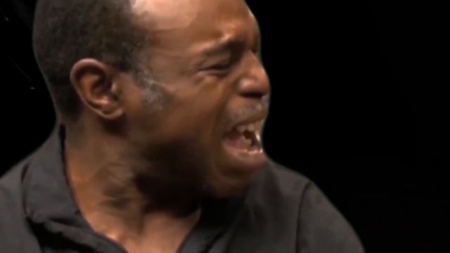 Там была действительно страшная игра, но почему-то звук отстаёт от картинки и из-за этого не страшн смотреть онлайн