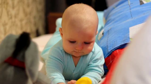 Маруся 5 месяцев играет и пытается ползти смотреть онлайн