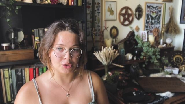 Ouija Boards 101 // How to use a Spirit Board as a Witch смотреть онлайн