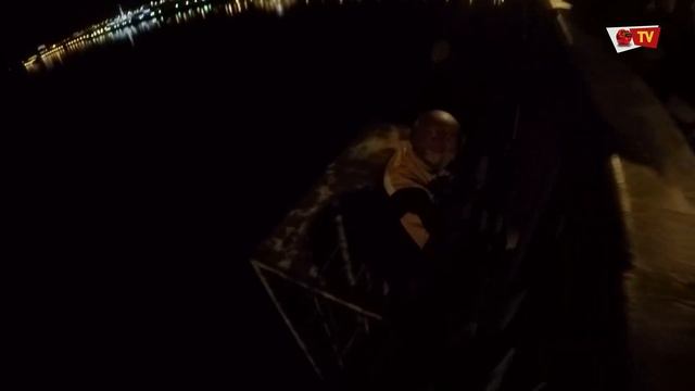 В Ярославле спасли мужчину, забравшегося в клетку на мосту через Волгу