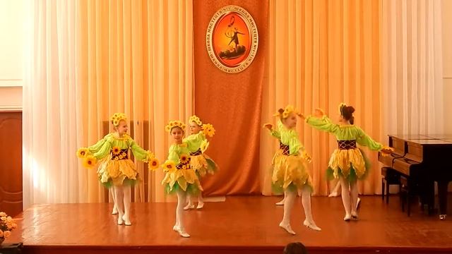 Народно-сценический танец "Солнышки-подсолнушки".город Макеевка смотреть онлайн