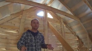 Обшивка доской фронтона двускатной крыши деревянного брусового дома, день строительства  31-33