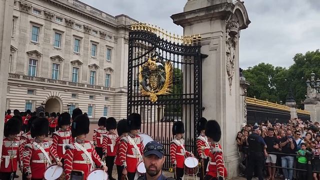 changing the guard Buckingham palace London England смотреть онлайн