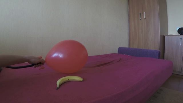 Bursting some more balloons :) Again with a banana for a scale #9gag lol смотреть онлайн
