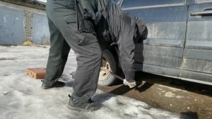 А ты правильно затягиваешь болты на колёсах?