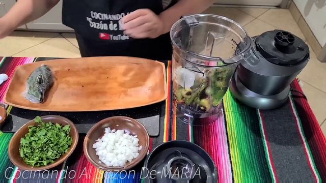 SALSA VERDE CON TROCITOS DE CHILE Y CEBOLLA | SALSA VERDE ASADA PARA TACOS