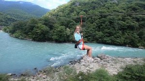 Тарзанка в Абхазии спуск над рекой на тросу 500м