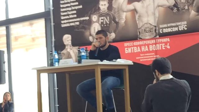 Хабиб, почему ты ходишь в папахе? смотреть онлайн