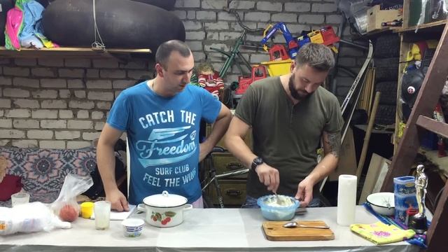Готовим в гараже. Сырные шайбы и творожные колобахи. #большежорева смотреть онлайн
