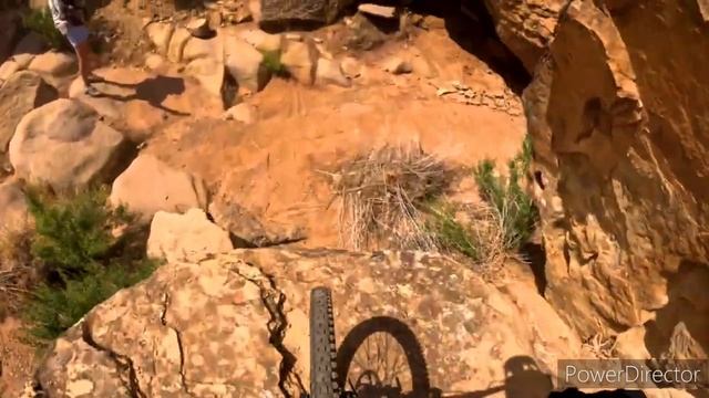 На велосипеде по скалистой местности смотреть онлайн