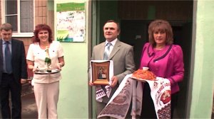 По русскому обычаю встретили молодых на свадьбе родители