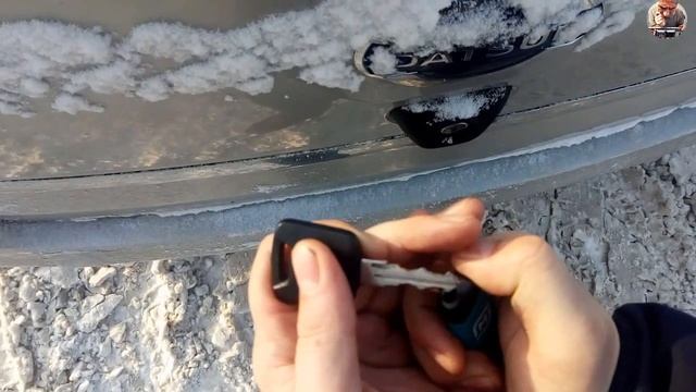 Замерз замок в машине. Показываю, как быстро можно решить проблему