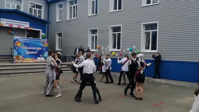 ВАЛЬС ВЫПУСКНИКОВ! Последний звонок 2021? смотреть онлайн