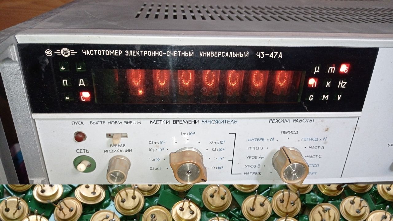 Частотомер ч3-47А. Подробный разбор на металлы. Приборы - радиодетали - драгметаллы. смотреть онлайн