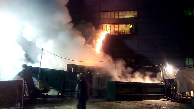 Слив расплавленного стекла из печи смотреть онлайн