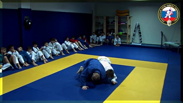 Рычаг локтя ногой с переходом на обратный узел руки смотреть онлайн