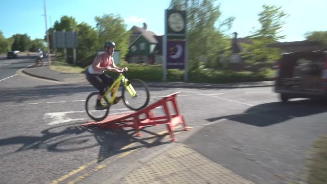 HUGE MTB KICKER RAMP SENDS - URBAN MTB FREERIDE смотреть онлайн