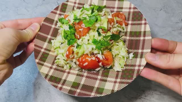 Вкусный хрустящий тёртый салат из капусты, помидоров и огурцов - полезный витаминный салат